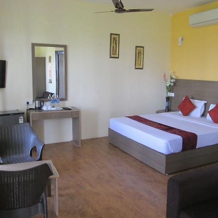 The Ashok Beach Resort Puducherry Buitenkant foto