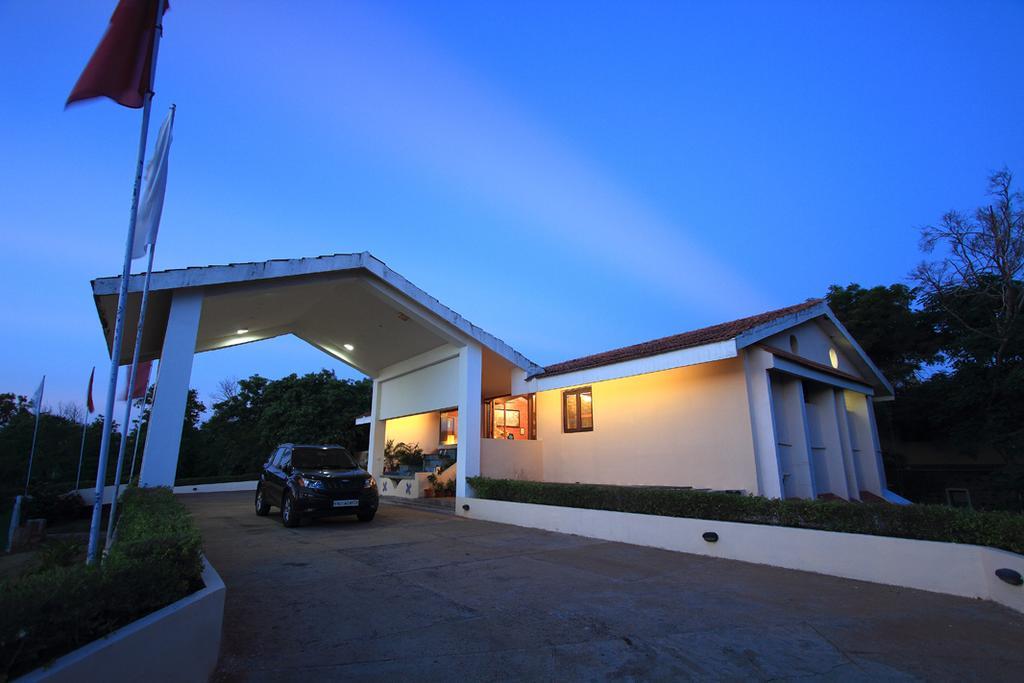 The Ashok Beach Resort Puducherry Buitenkant foto