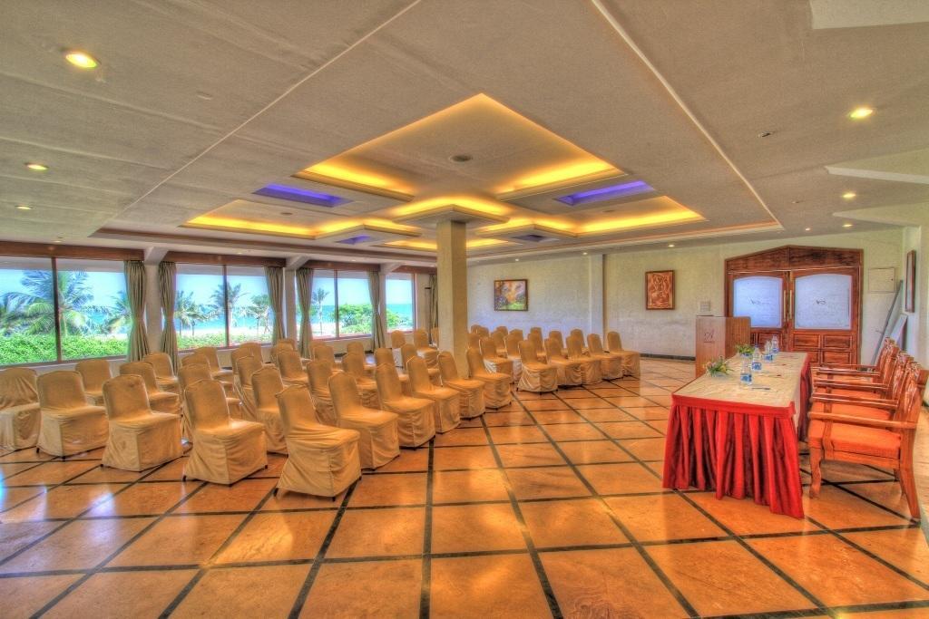 The Ashok Beach Resort Puducherry Buitenkant foto