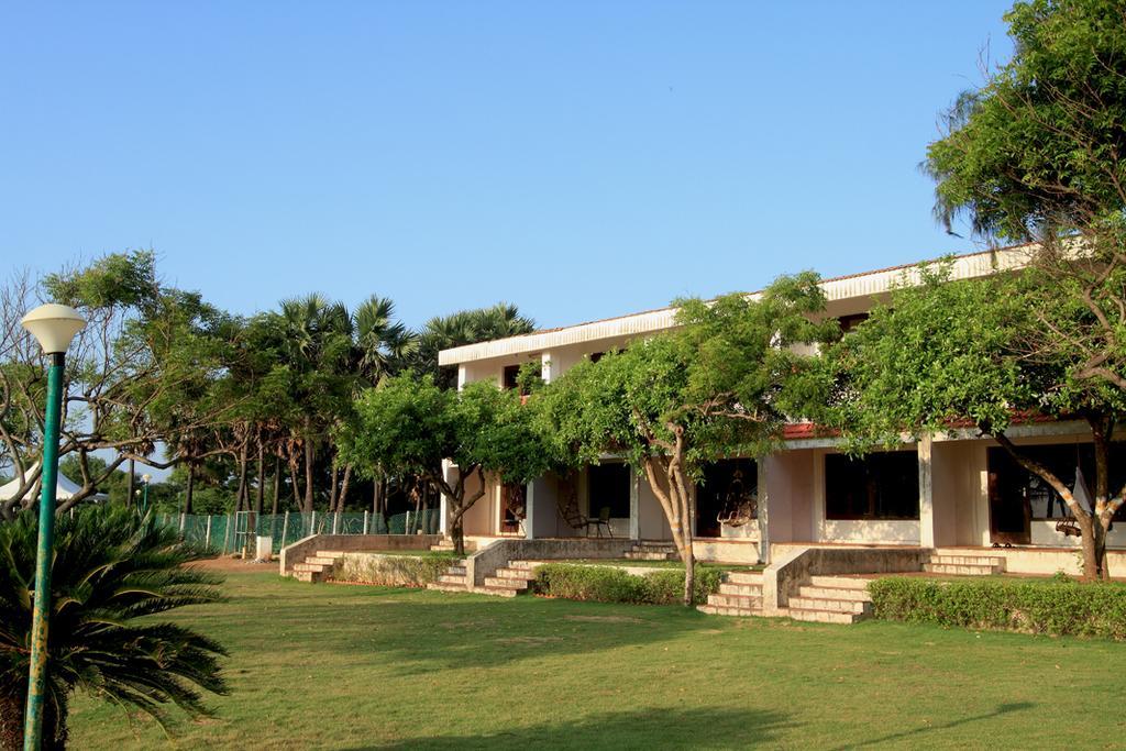 The Ashok Beach Resort Puducherry Buitenkant foto
