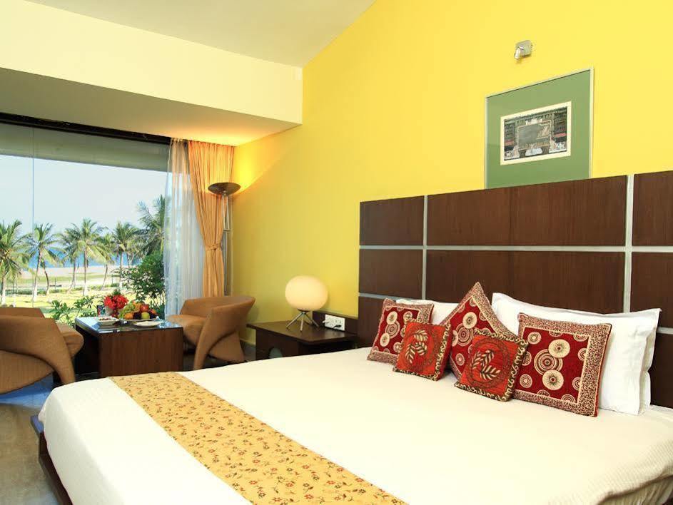 The Ashok Beach Resort Puducherry Buitenkant foto